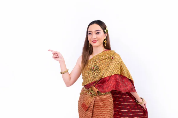 タイの女性は 白を背景に孤立したタイの文化を促進するための手を指し ジェスチャーを提示するエレガントな裕福な伝統的なドレスで — ストック写真