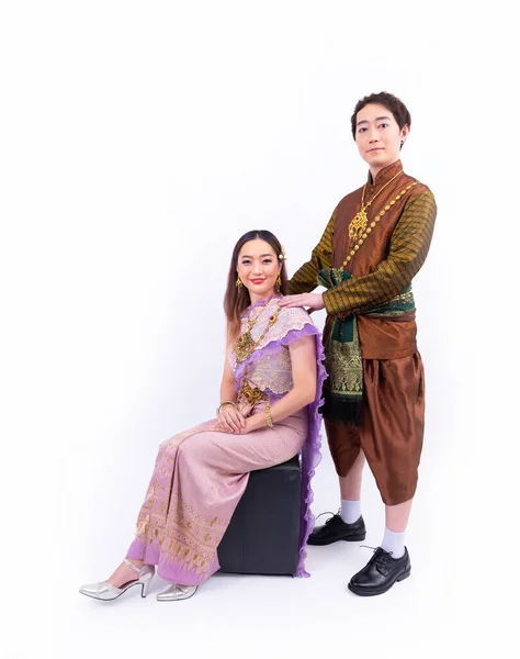 Ζευγάρι Των Συζύγων Φορώντας Ταϊλανδέζικα Παραδοσιακά Ρούχα Απομονωμένα Λευκό Φόντο — Φωτογραφία Αρχείου