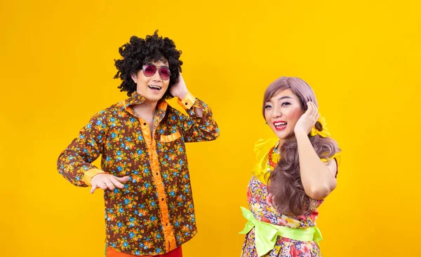 아시아인 커플은 문화를 노란색 배경에서 의상으로 빈티지 패션을 입었다 — 스톡 사진
