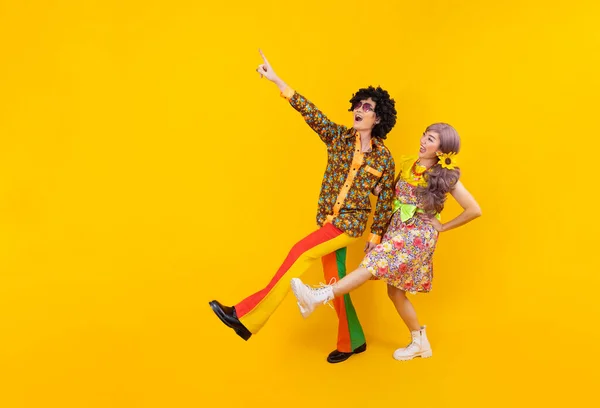 Asyalı Hippi Çiftler Lerin Modasına Uygun Renkli Retro Kıyafetlerle Dans — Stok fotoğraf