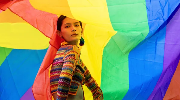 Elegancia Transexual Modelo Mujer Colorido Traje Bandera Del Arco Iris —  Fotos de Stock