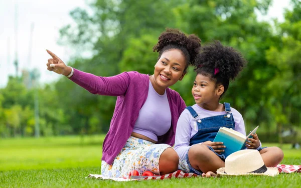 Afroamerykańska Nauczycielka Uczy Młodego Ucznia Czytać Podczas Letnich Zajęć Świeżym — Zdjęcie stockowe