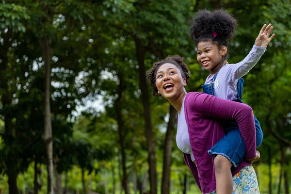 Madre Afroamericana Está Jugando Caballito Con Hija Pequeña Mientras Hace —  Fotos de Stock