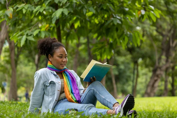 Afrika Kökenli Amerikalı Bir Kadın Yaz Boyunca Okumak Eğitim Almak — Stok fotoğraf
