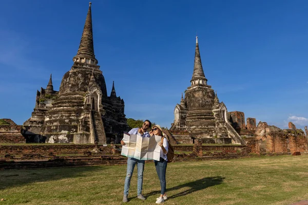Coppia Turisti Vengono Visitare Tempio Wat Phra Sanphet Ayutthaya Thailandia — Foto Stock