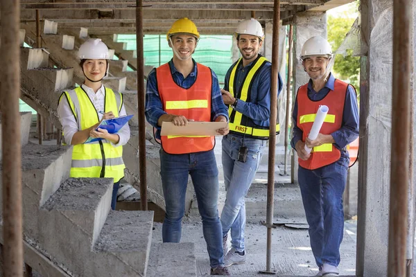 安全ベストとヘルメットの概念で建設現場で一緒に笑顔エンジニア 建築家 労働者と安全管理者の経験豊富な多様性チームの肖像 — ストック写真
