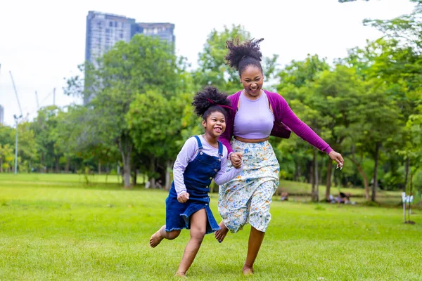 Afroamerykanka Biegnie Boso Trawniku Swoją Młodą Córką Podczas Letniego Pikniku — Zdjęcie stockowe