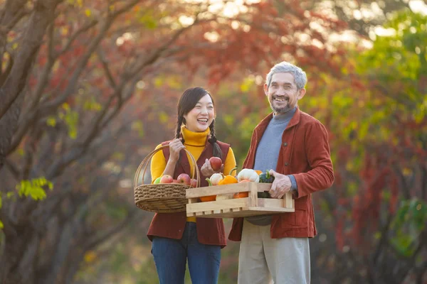 Happy Farmer Family Carrying Produce Harvest Homegrown Organics Apple Squash — Stock Photo, Image