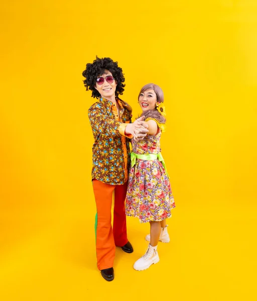 Asiatique Hippie Couple Robe Dans Les Années Vintage Coloré Mode — Photo