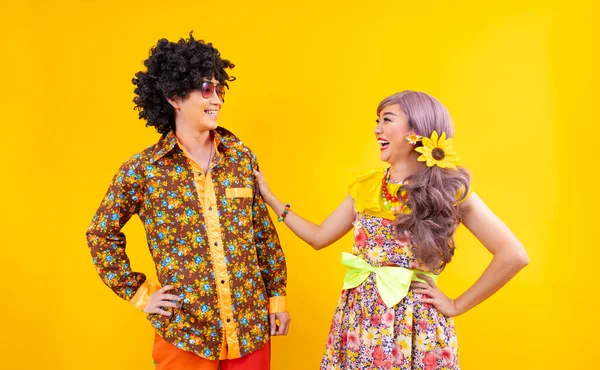 Azjatycki Hippie Para Sukienka 80S Kolorowe Vintage Mody Odzieży Retro — Zdjęcie stockowe