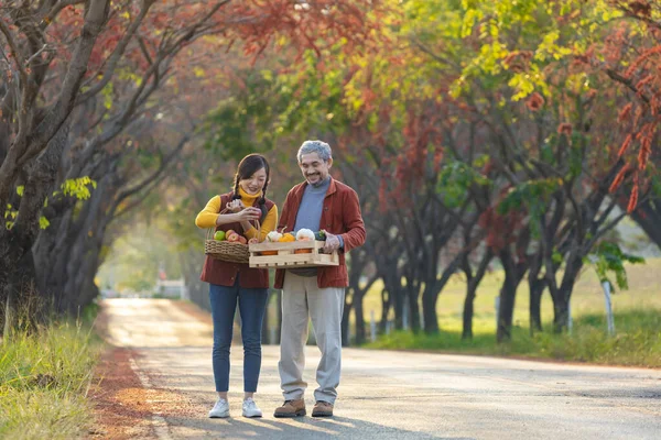 Happy Farmer Family Carrying Organics Homegrown Produce Harvest Apple Squash — Stock Photo, Image