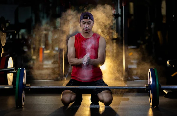 Asijské Svalové Sportu Muž Cvičení Hmotnost Trénink Kladívku Pro Jádro — Stock fotografie