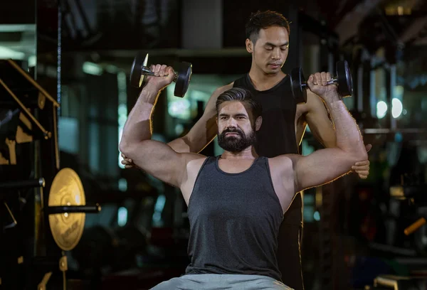 Blanke Man Gebruikt Halter Gewichtstraining Voor Armspieren Sportschool Met Ondersteuning — Stockfoto