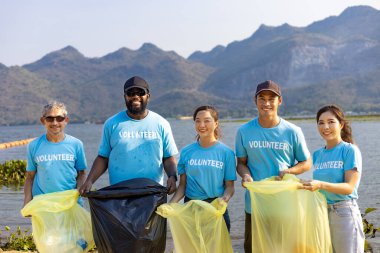 Genç ve çeşitlilik gönüllülerinden oluşan bir grup, River Beach 'teki çöpleri ve atık ayırma projelerini temizlemek için açık havada sosyal hizmetlerin tadını çıkarsın.