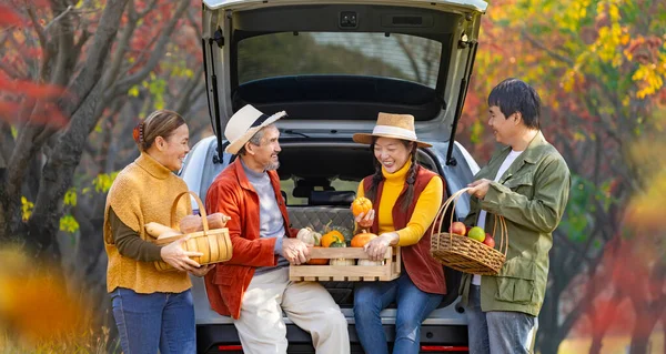 Happy Asian Farmer Family Senior Parent Carrying Produce Harvest Homegrown — Stock Photo, Image