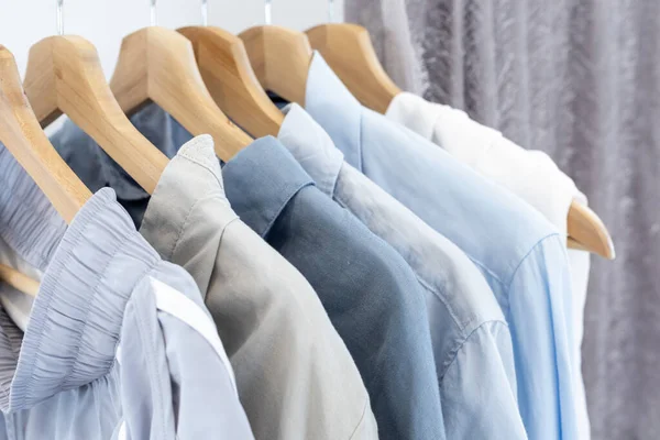 Rack Van Blauwe Grijze Toon Katoen Shirts Open Kast Bij — Stockfoto