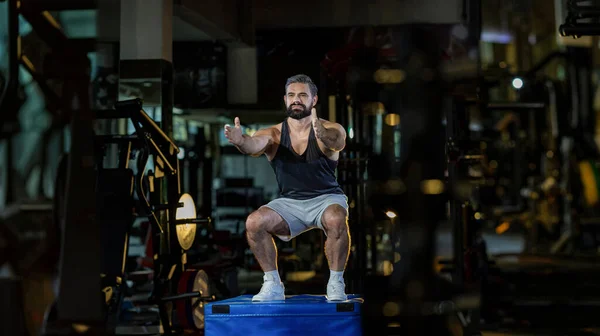 Hombre Caucásico Con Forma Firme Fuerte Muscular Está Entrenando Día — Foto de Stock