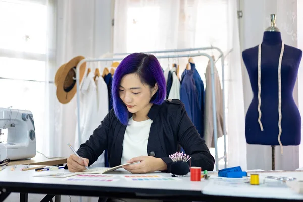 Costureira Freelance Elegante Está Projetando Novo Vestido Desenhando Ilustrador Enquanto — Fotografia de Stock