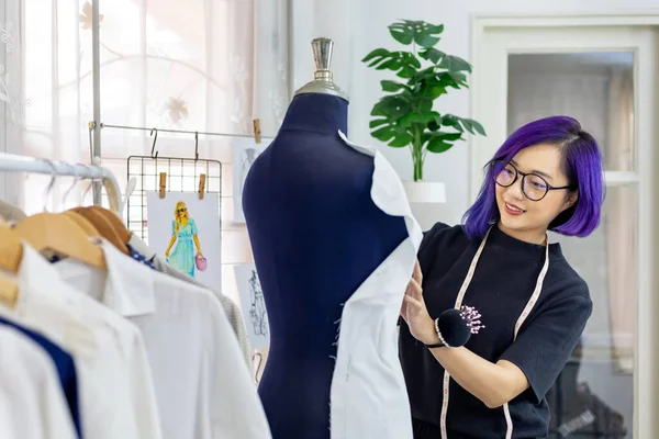 Costureira Freelance Elegante Está Fixando Seu Musselina Marcação Para Vestido — Fotografia de Stock