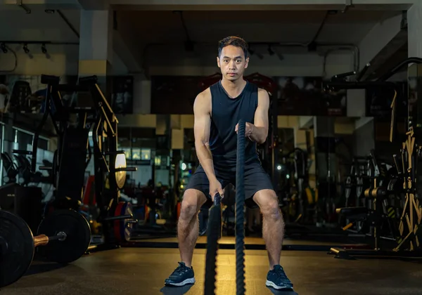 Asiático Muscular Deporte Hombre Práctica Batalla Cuerda Para Núcleo Cuerpo — Foto de Stock