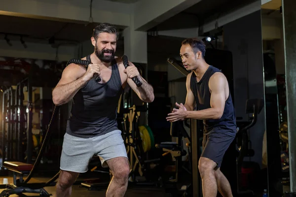 Kaukaski Mężczyzna Silnym Muskularnym Treningiem Ciała Trening Core Weight Przez — Zdjęcie stockowe