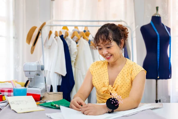 Dressmakers Dokonuje Dostosowania Muślina Dla Nowej Sukienki Zamówienie Podczas Pracy — Zdjęcie stockowe