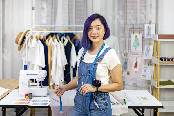 アジアのファッショナブルなフリーランスのドレスメーカーの肖像画 ファッションデザインと衣料品ビジネス業界のための彼女の芸術的なワークショップスタジオ — ストック写真