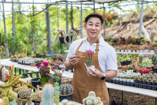 Jardinero Asiático Está Trabajando Dentro Del Invernadero Lleno Colección Plantas —  Fotos de Stock