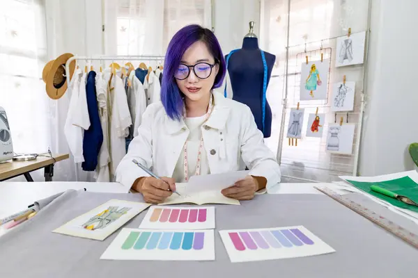 Costureira Freelance Elegante Está Projetando Novo Vestido Desenhando Ilustrador Usando — Fotografia de Stock