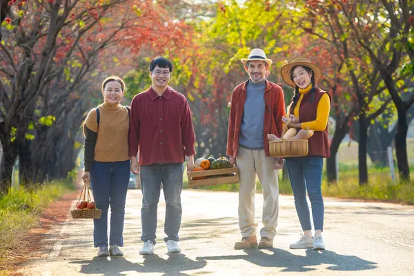 Glückliche Asiatische Bauernfamilie Mit Älteren Eltern Tragen Die Ernte Mit — Stockfoto