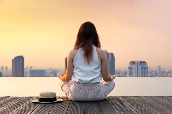 Back Woman Relaxingly Practicing Meditation Swimming Pool Rooftop View Urban — Stock Photo, Image