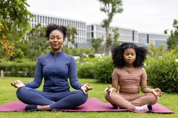 African American Woman Her Daughter Yoga Suit Relaxingly Practicing Meditation — Stock Photo, Image
