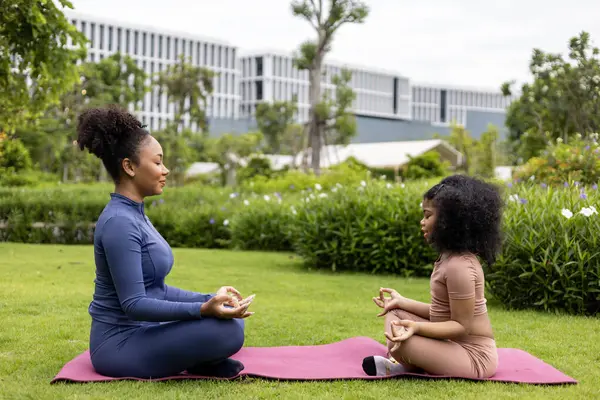 African American Woman Daughter Yoga Suit Relaxingly Practicing Meditation Exercise — Stock Photo, Image