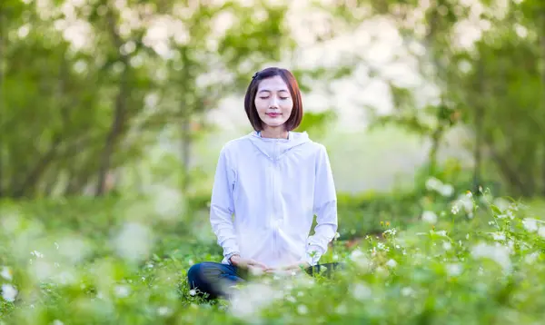 Asian Woman Relaxingly Practicing Meditation Yoga Forest Full Daisy Flower — Stock Photo, Image