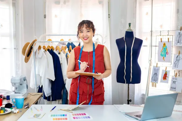 アジアのファッショナブルなフリーランスのドレスメーカーの肖像画 ファッションデザインと衣料品ビジネス業界のための彼女の芸術的なワークショップスタジオ — ストック写真