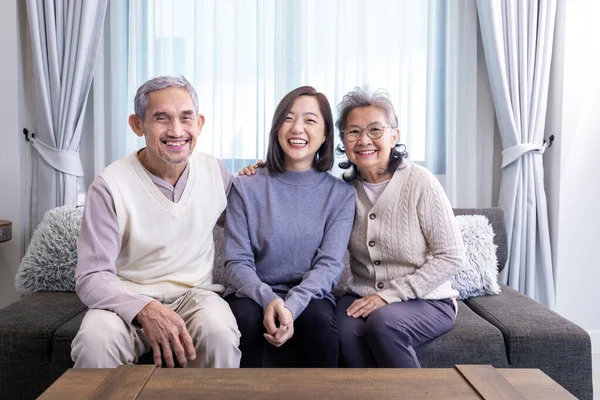 Азиатский Семейный Портрет Состоит Старшего Отца Матери Дочери Сидящих Вместе — стоковое фото