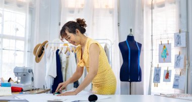 Terziler moda tasarımı ve giyim sektörü için atölye atölyesinde çalışırken yeni özel dikim elbiseler için muslin üzerinde düzenlemeler yapıyorlar.