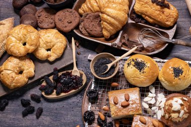 Ekmek, ekmek ve kurabiye ve çeşitli böğürtlen ve fındıklı, ev yapımı ve geleneksel pişirme ekmeği ile organik köy tarzı fırının en üst görüntüsü.