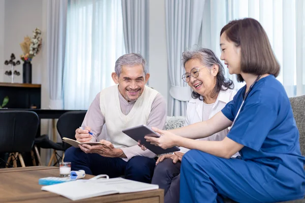 Senioren Paar Bekommt Besuch Von Pflegerin Hause Während Sie Ärztliche — Stockfoto