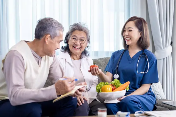 Senior Par Får Medicinsk Rådgivning Besök Vårdgivare Dietist Hemma Samtidigt — Stockfoto