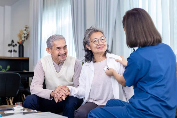 Para Seniorów Odwiedza Pielęgniarkę Opiekuńczą Domu Podczas Badania Kontrolnego Serca — Zdjęcie stockowe