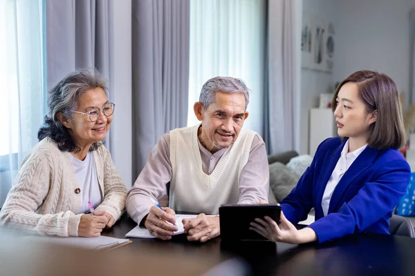 亚洲老年夫妇从律师那里获得了关于退休家访服务专业顾问的法律财务合同和保险医疗福利的建议 — 图库照片