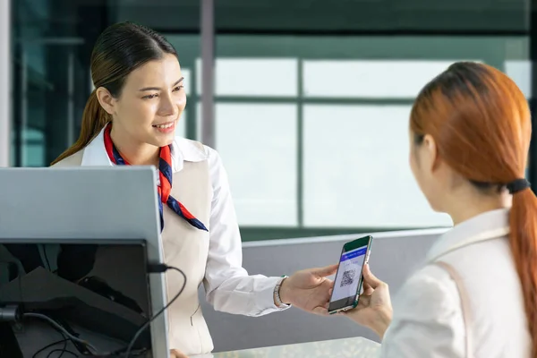 Asiatiska Passagerare Visar Sin Online Check Kod Boardingkort Till Flygbolaget — Stockfoto