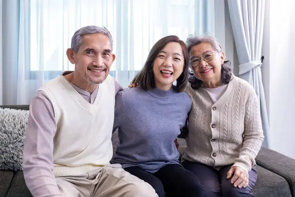 Asya Aile Portresi Kışın Huzurevinde Huzur Içinde Mutlu Bir Gülümsemeyle — Stok fotoğraf