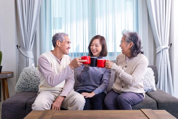 Yaşlı Baba Kızının Asyalı Ailesi Emeklilik Evinde Mutlu Bir Gülümsemeyle — Stok fotoğraf