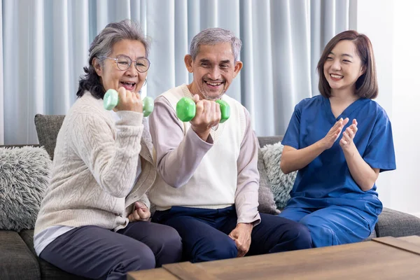 Üst Düzey Çiftler Evde Bakım Hemşiresinden Sağlık Hizmeti Alırken Emeklilik — Stok fotoğraf