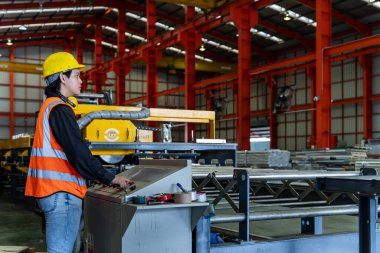 Mühendislik teknisyeni fabrika içinde, hat üretimi ve çelik endüstrisi siparişini vermek için dokunmatik ekran bilgisayar monitörü kullanıyor.