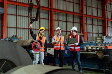 Çelik üretim fabrikasını inceleyen çeşitlilik işçisi ekibi, kapasite ve verimliliğin artırılması konusunda üst düzey yöneticilerin tavsiyelerini dinlerken,