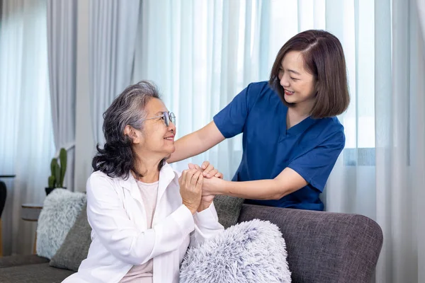 Kıdemli Kadın Sağlık Emeklilik Sigortası Randevusu Için Minnettarlığını Gösterirken Evde — Stok fotoğraf