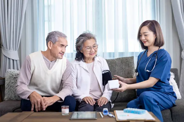 Üst Düzey Çiftler Sağlık Emeklilik Sigortası Için Sphygmomanometre Kullanılarak Kan — Stok fotoğraf